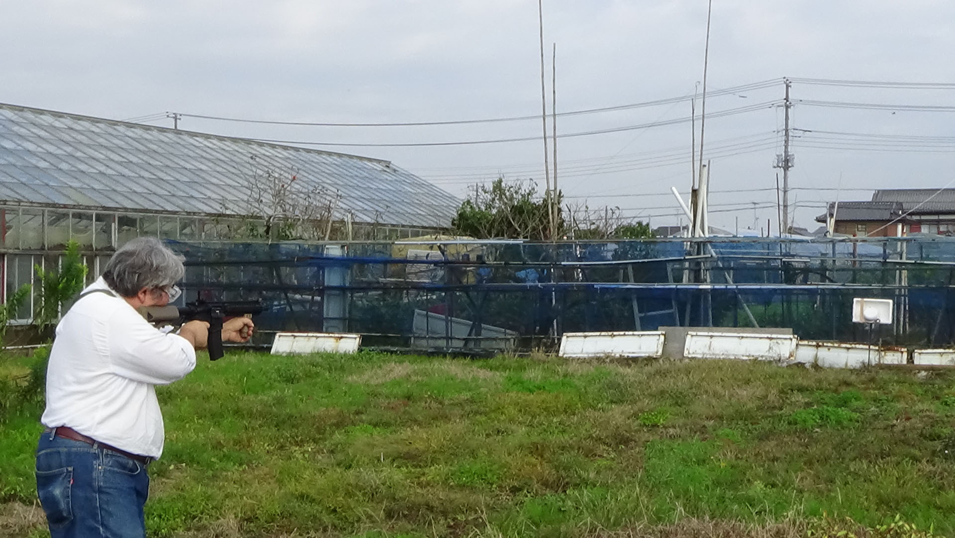 空き地に的を置いて射撃。15m離れたところから射撃することができた