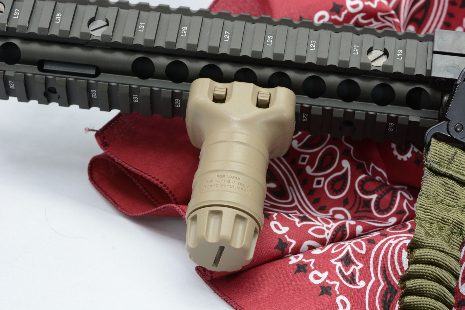 こちらは東京マルイのショートフォアグリップ FDE。わざとタンカラーのものにしてみた