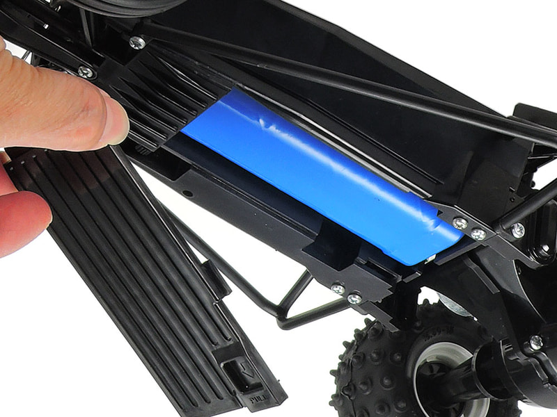 縦置きされる走行用バッテリーは、シャーシ裏面のリッドを外して脱着