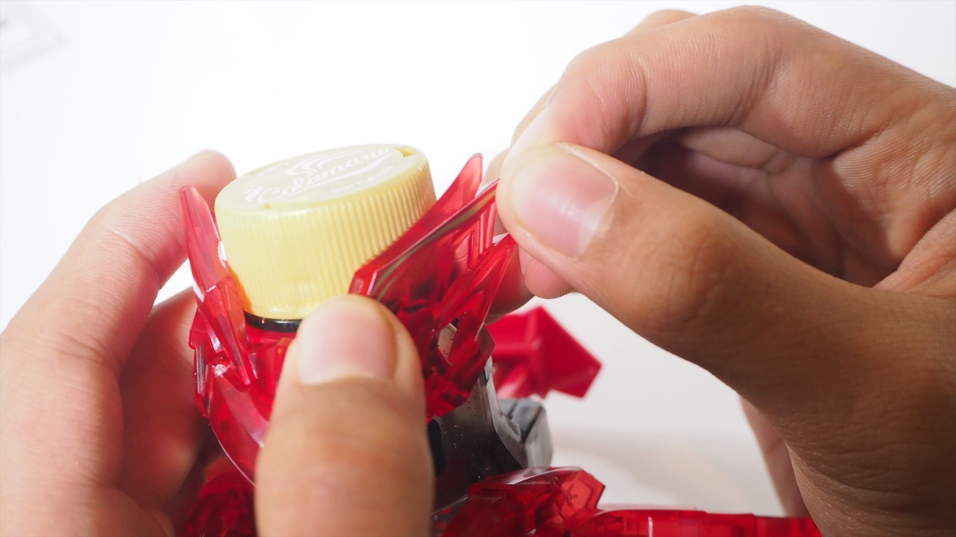 続いて付属のシールを貼る。結構細かい作業になるので、ピンセットなどを用意したほうが楽だ