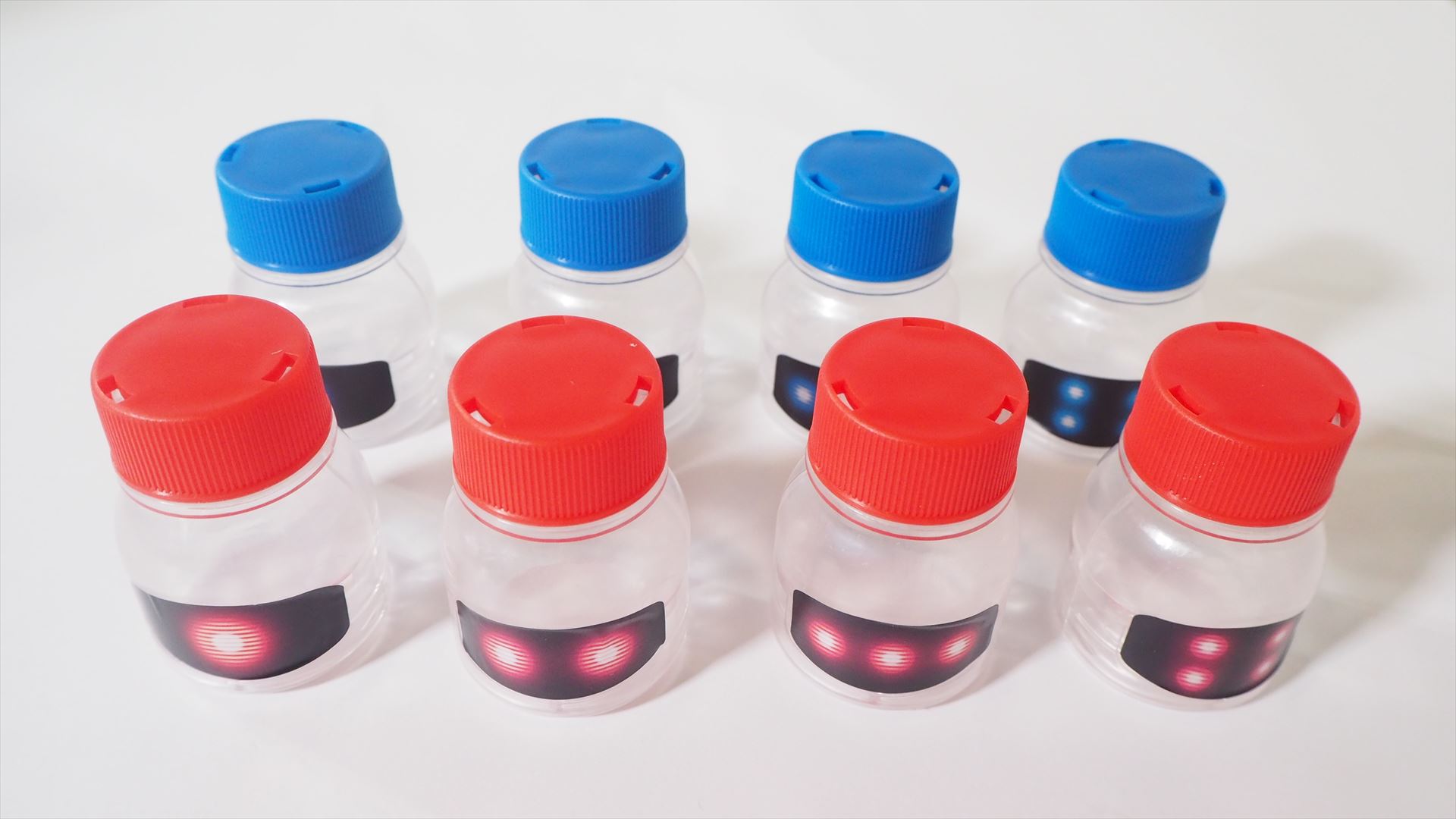 ボトルターゲットを組み立てたところ。赤いキャップが4個、青いキャップが4個で合計8個のボトルターゲットが付属する