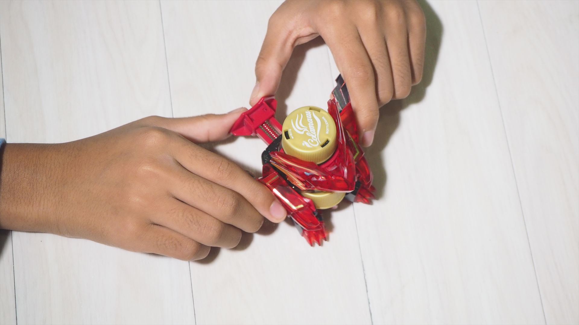 コーラマルはこのように両手で構えて両親指でトリガーを押すことで、強力なショットが撃てる