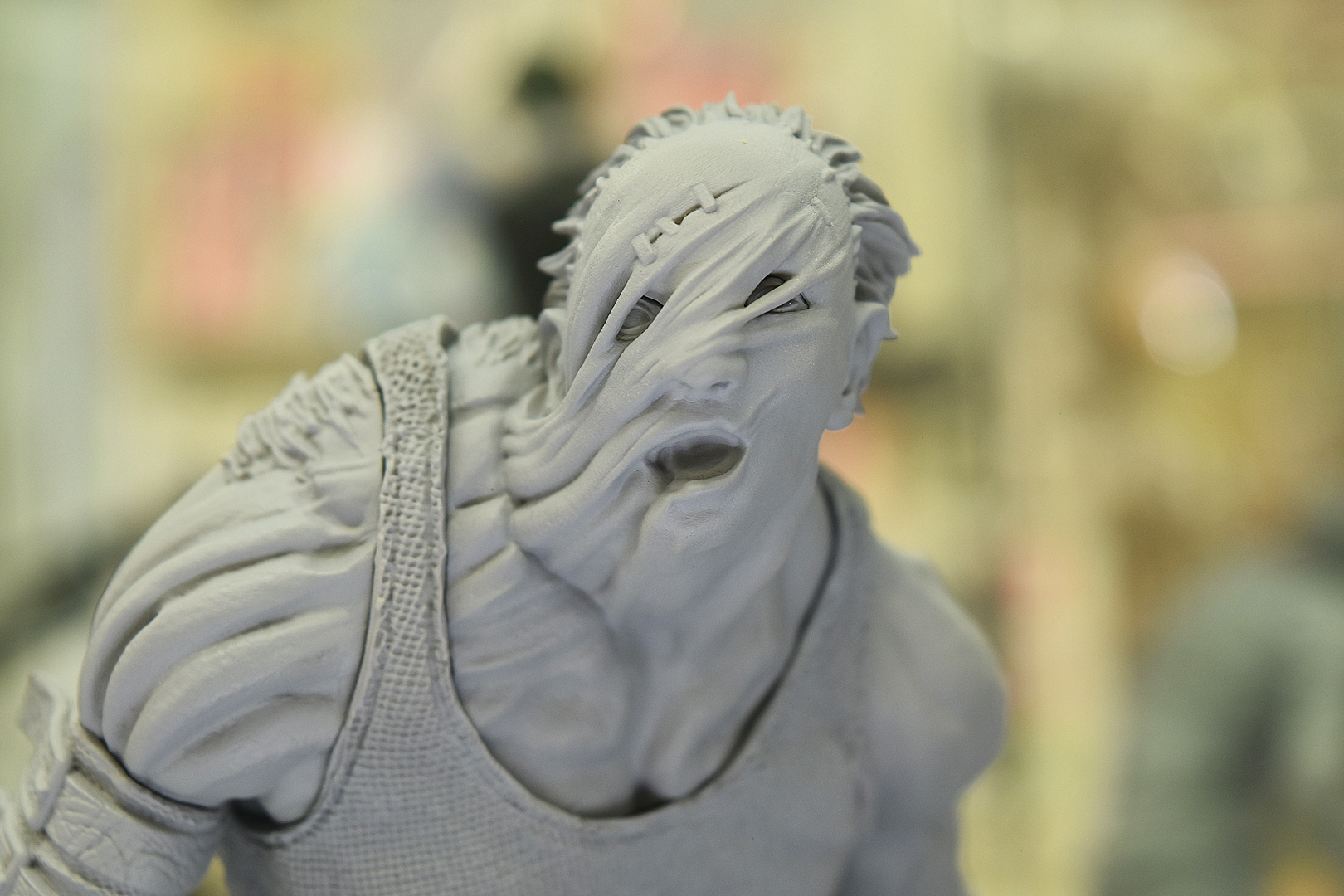 ツギハギだらけのマスクから覗く目も不気味だ