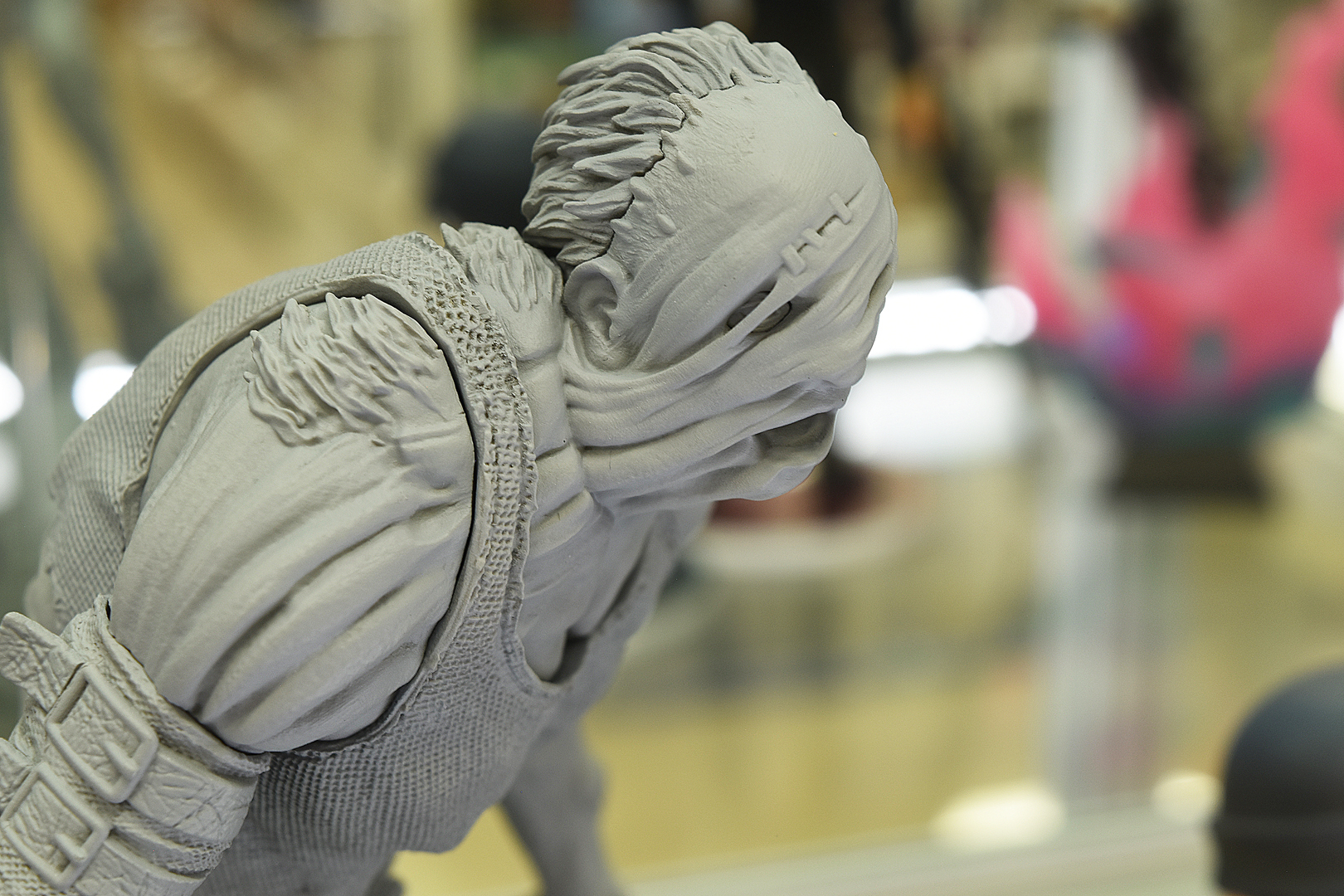 ツギハギだらけのマスクから覗く目も不気味だ