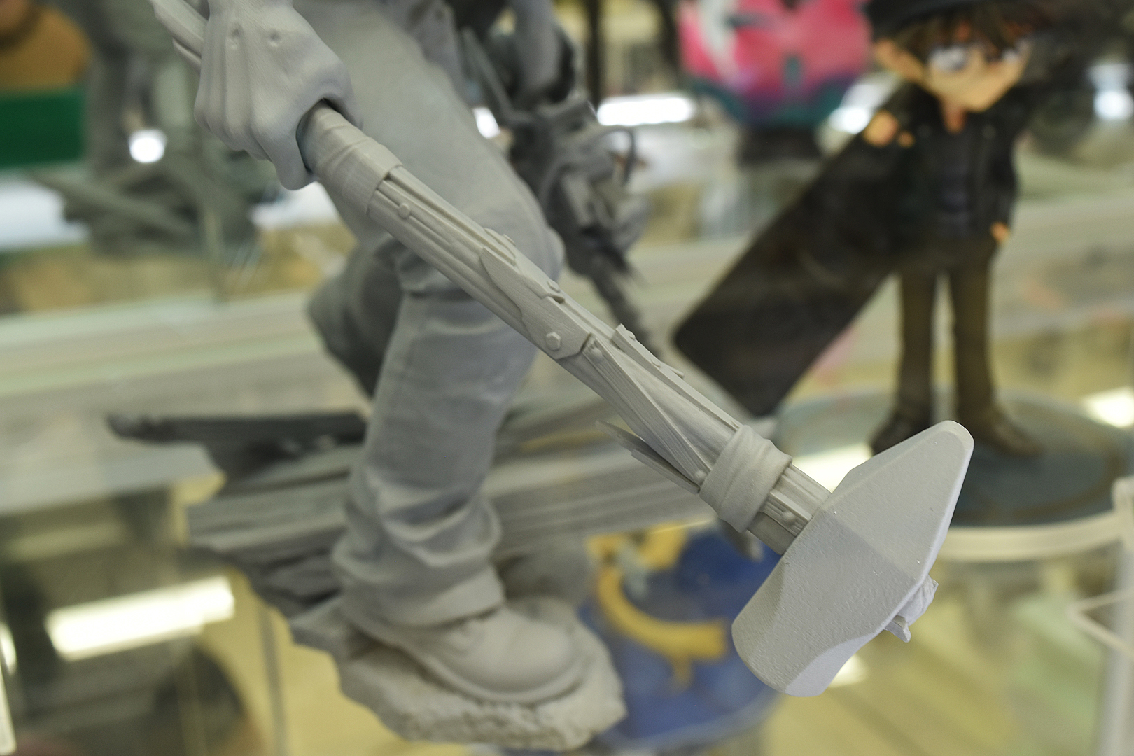 ハンマーとチェーンソー。塗装後がどのような感じになるのか気になるところ