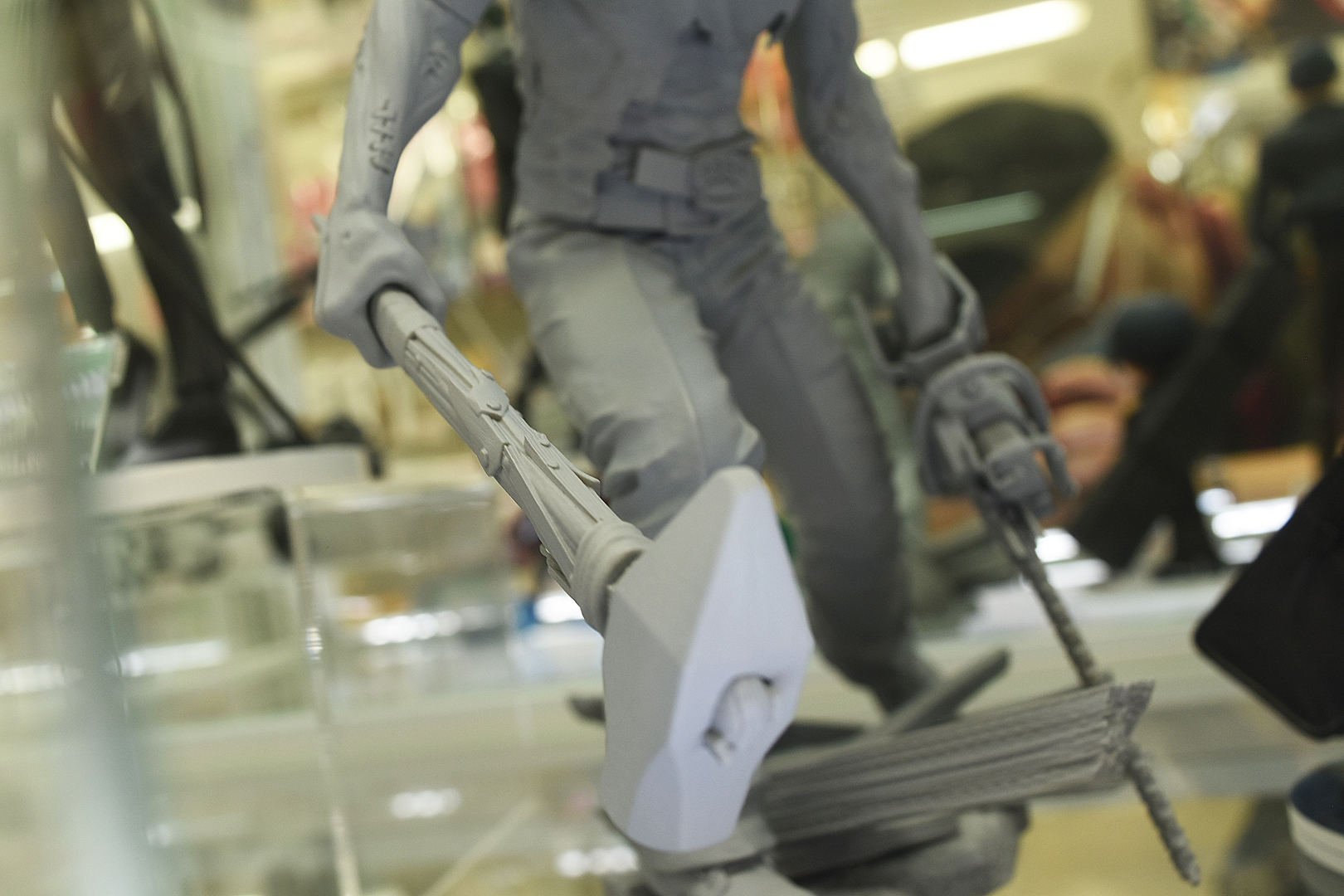 ハンマーとチェーンソー。塗装後がどのような感じになるのか気になるところ