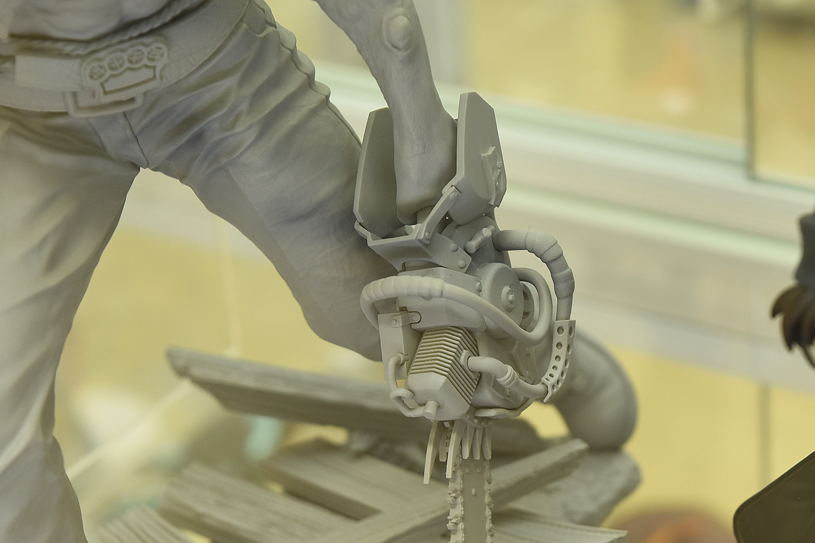 ハンマーとチェーンソー。塗装後がどのような感じになるのか気になるところ