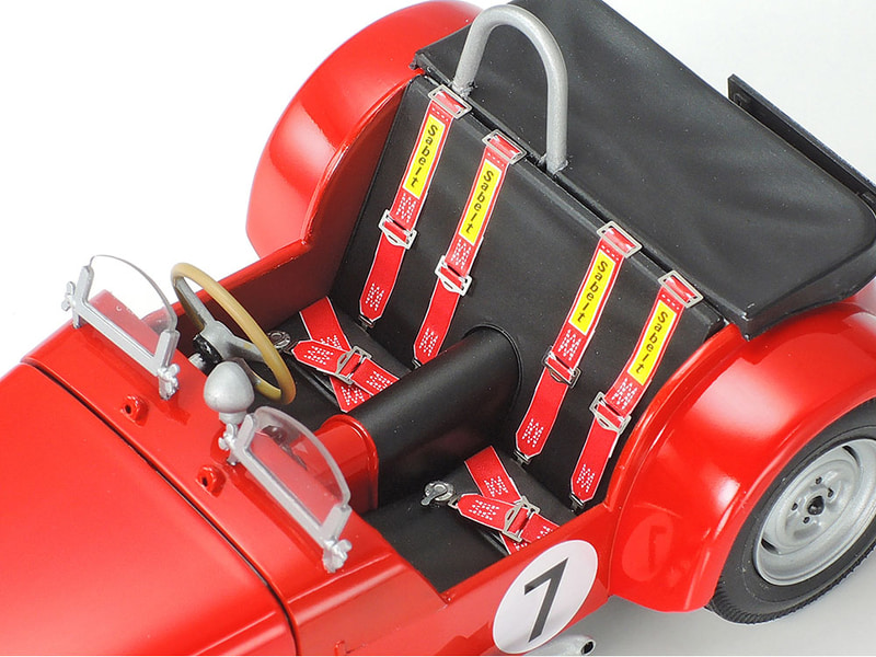 左右独立タイプのレーシングスクリーンやロールバーを装備したクラブマンレース仕様にも組み立てられる