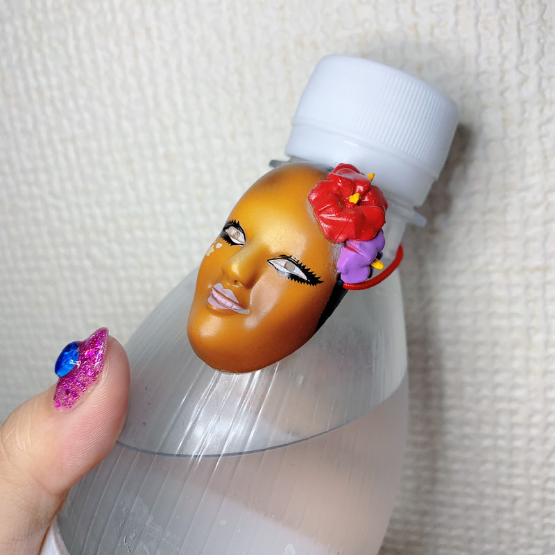 紐付きなので手持ちのフィギュアやペットボトルに付ける事もできる