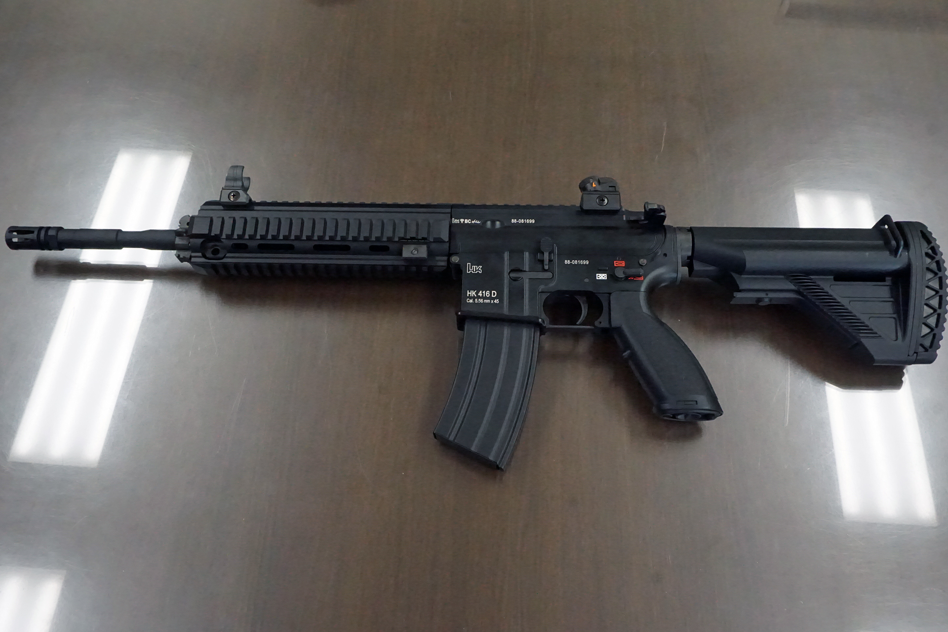 今回取りあげる「次世代電動ガン」の代表的な商品として次世代電動ガン「HK416D」を教材として使っていきたい。2012年12月の発売から変わらぬ人気を得ている銃だ