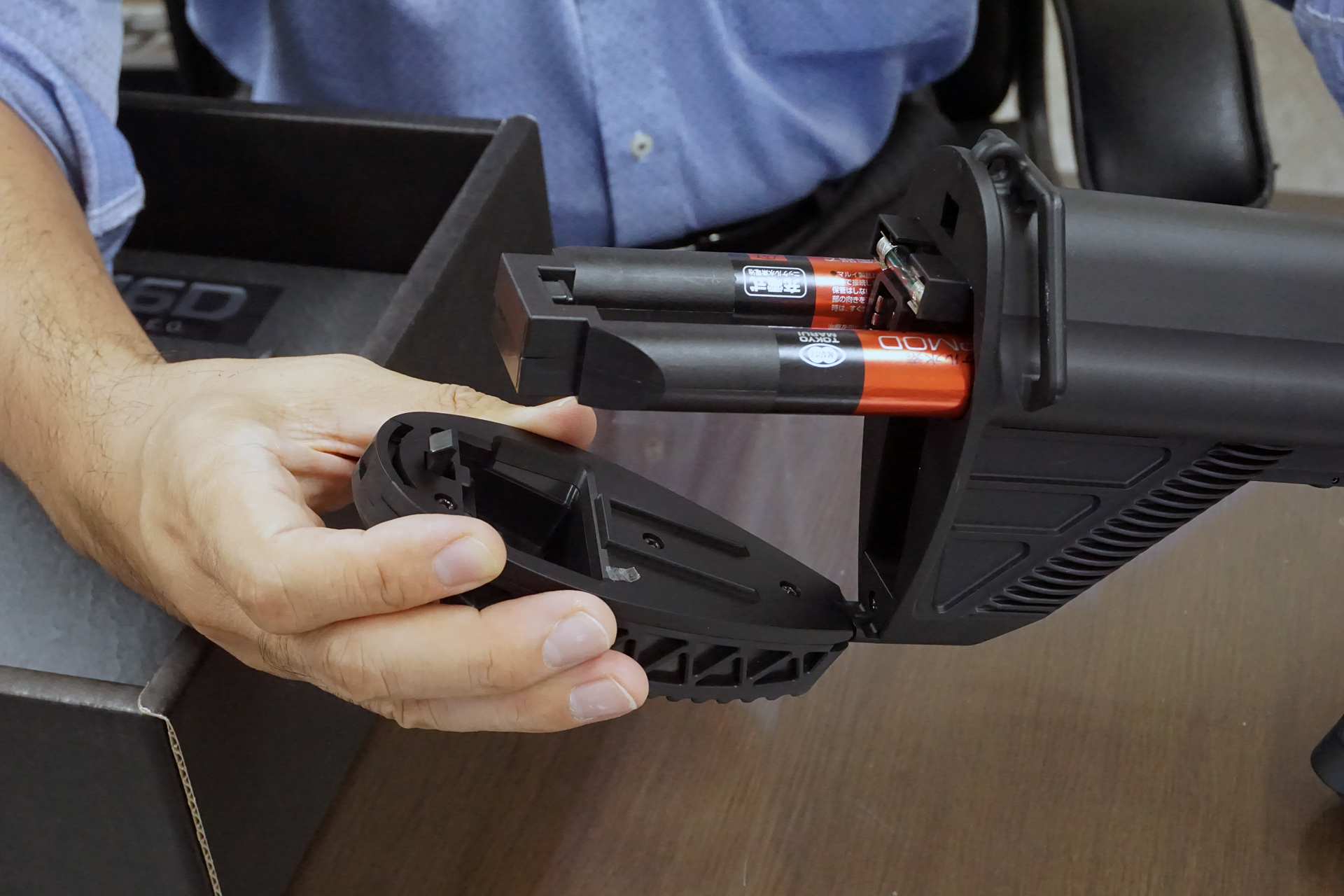 ストックに収納された「8.4V ニッケル水素1300mAh SOPMODバッテリー」。1度の充電で数千発発射可能だ