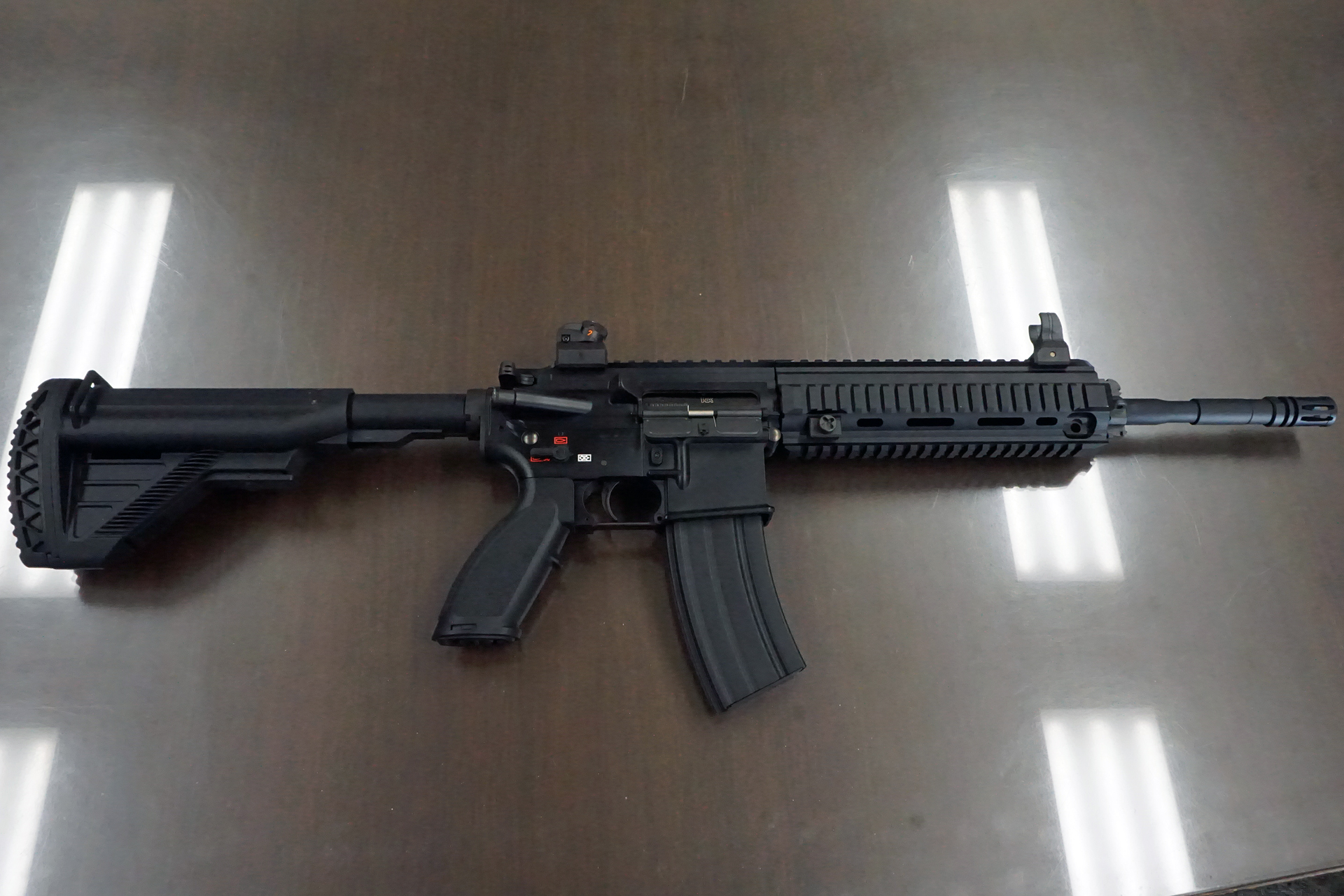 「HK416D」はドイツメーカーH&Kが作っているだけに、“厳つさ”がある。特にストックのごつさは印象的だ