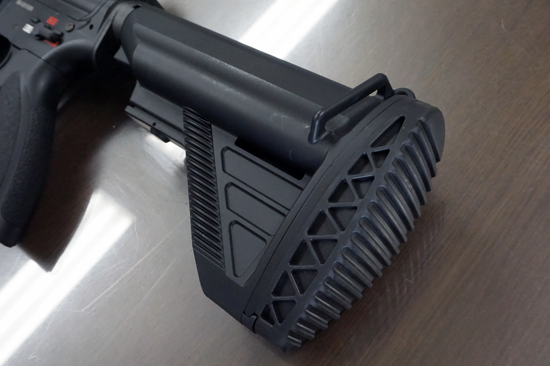 非常にごついストック。バットプレートがラバーになっているのもM4からの改良点。落下時や、肩への衝撃を和らげる
