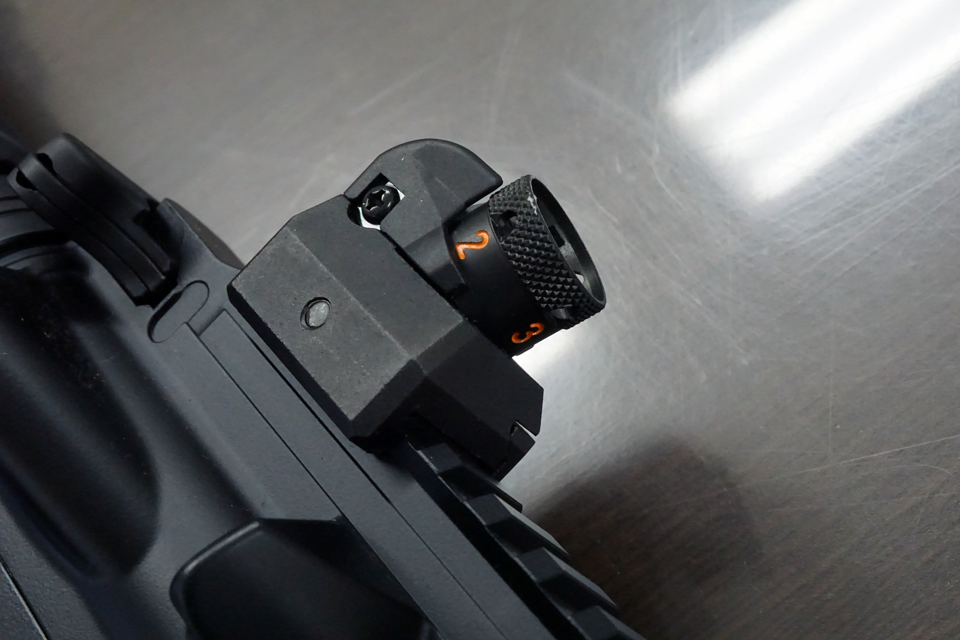 フロントサイト、リアサイトもごついデザインだ