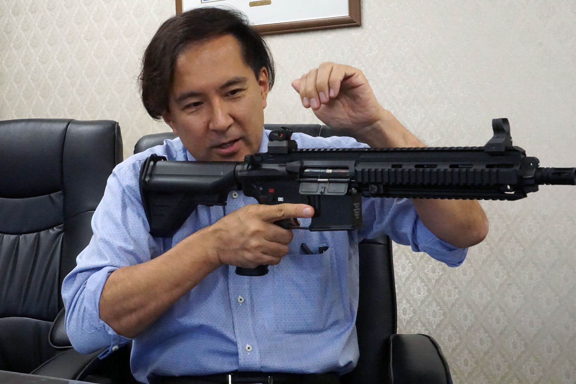 チャージングハンドルを引くとボルトを模したカバーが下がって弾道の調整（ホップ調整）が簡単にできるのは電動ガンの特徴