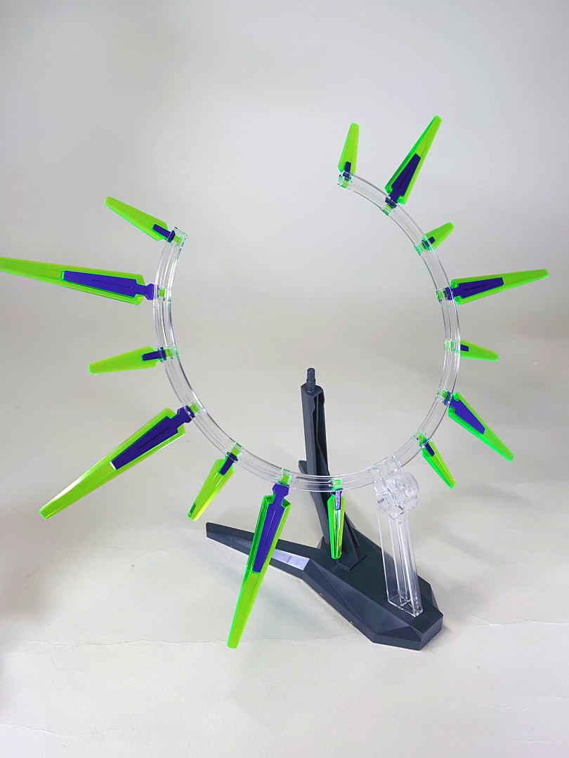 ディスプレイベースを後方から。MS本体に使われる部分はグレーで、Cファンネルを配置する円状の部分は無色透明で成形されています。