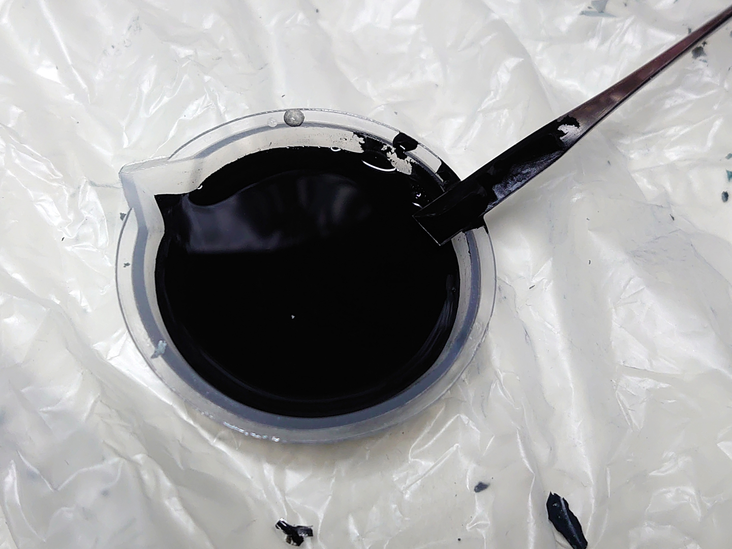 塗料皿にとって、水を入れて薄めています。