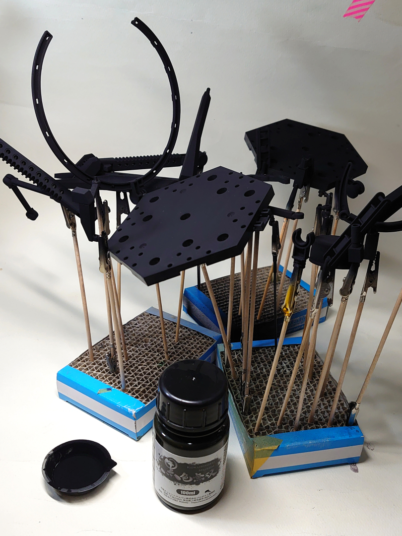 パーツ表面の水分に注意しながらエアブラシを使って塗装。