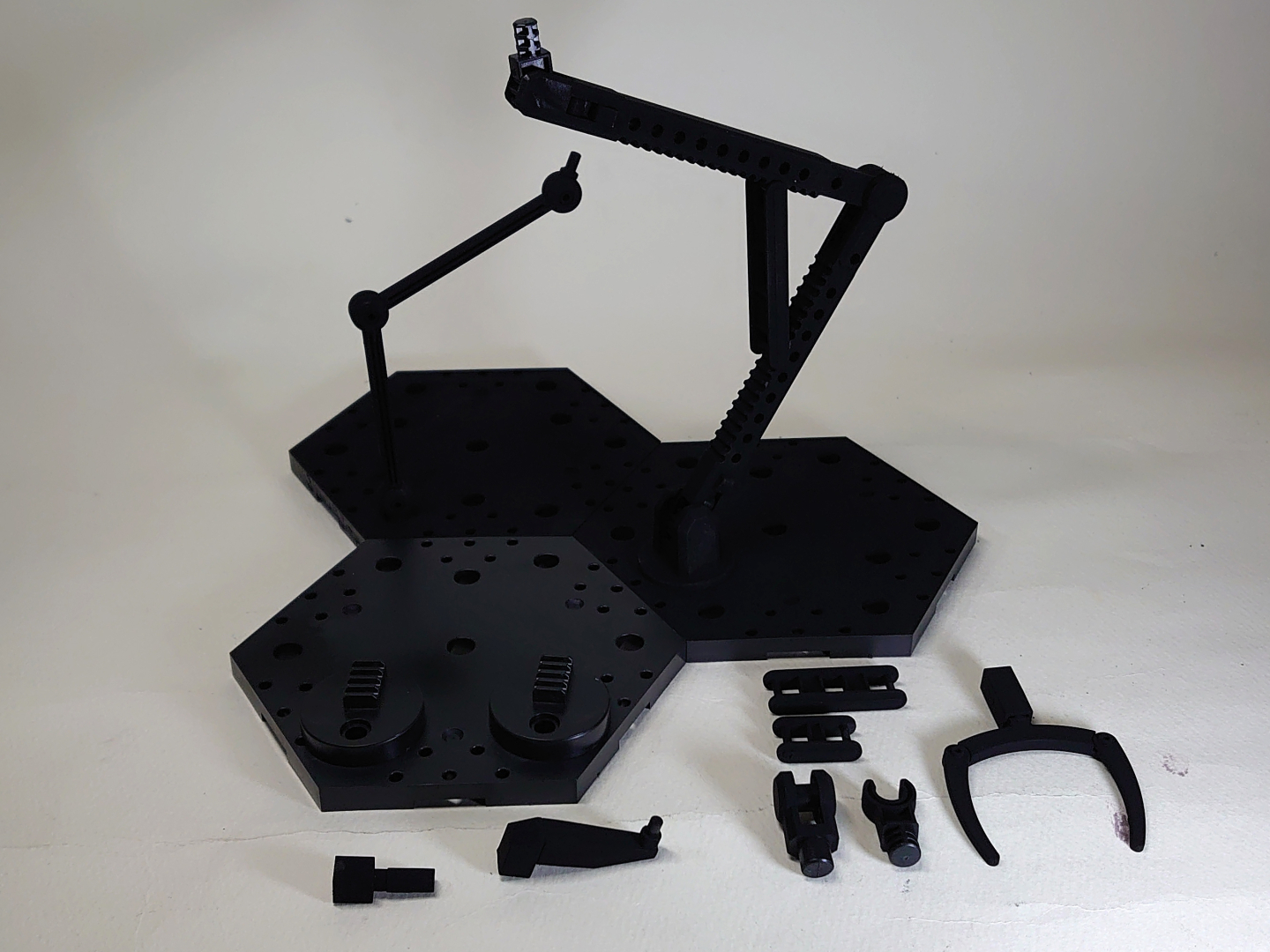 アクションベース4。なお、手前の六角形のみ塗装していません。無塗装時と比べて、「黒色無双」を塗装したベースやアームの立体感が失われているのがわかります。