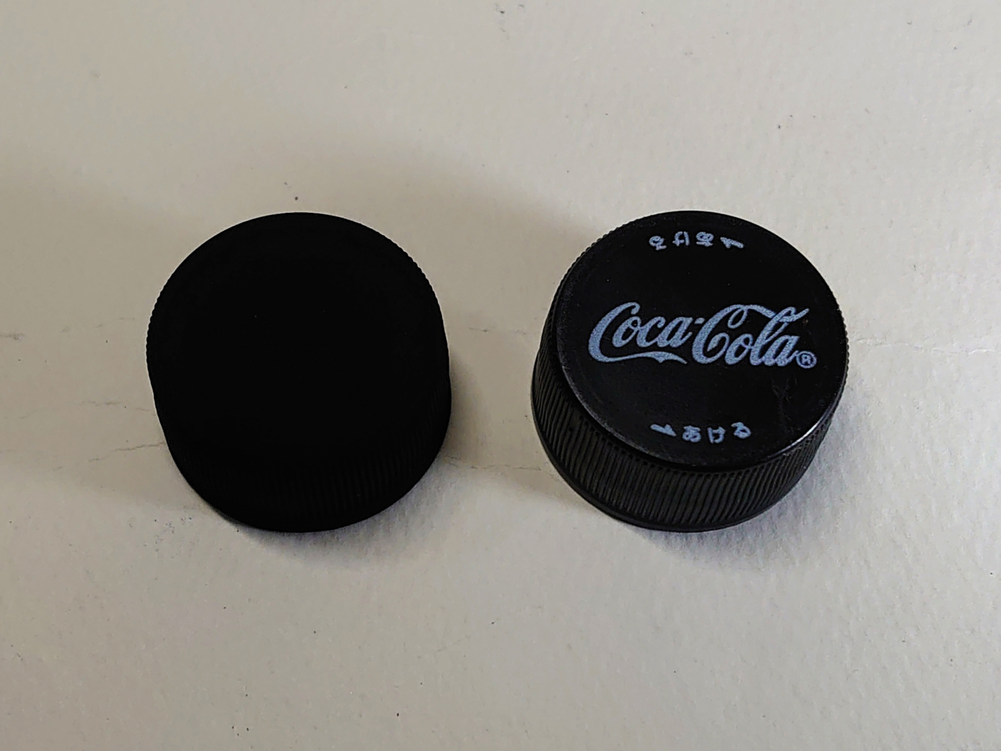 普段愛飲しているコカ・コーラゼロのキャップが黒かったので、「黒色無双」で塗装してみました。どこからが上面でどこからが側面なのか、見分けがつきません。
