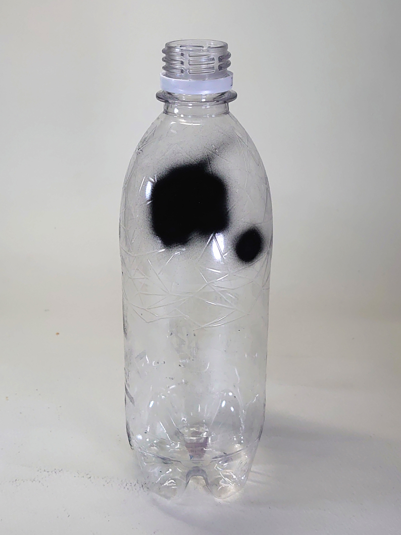 ペットボトルに塗装してみました。こちらはウィルキンソンのボトルで細かい凹凸が成形されているのですが、「黒色無双」塗装部は完全に消えていますし、ボトルのツヤも「黒色無双」塗装部分は消失しています。