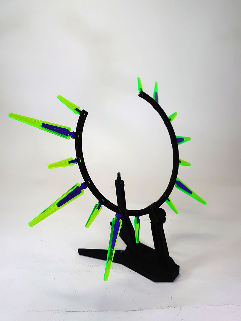 ガンダムAGE-FXのスタンドにCファンネルを配置。もやは前後がよくわからない状況ですが、後ろから撮影しています。