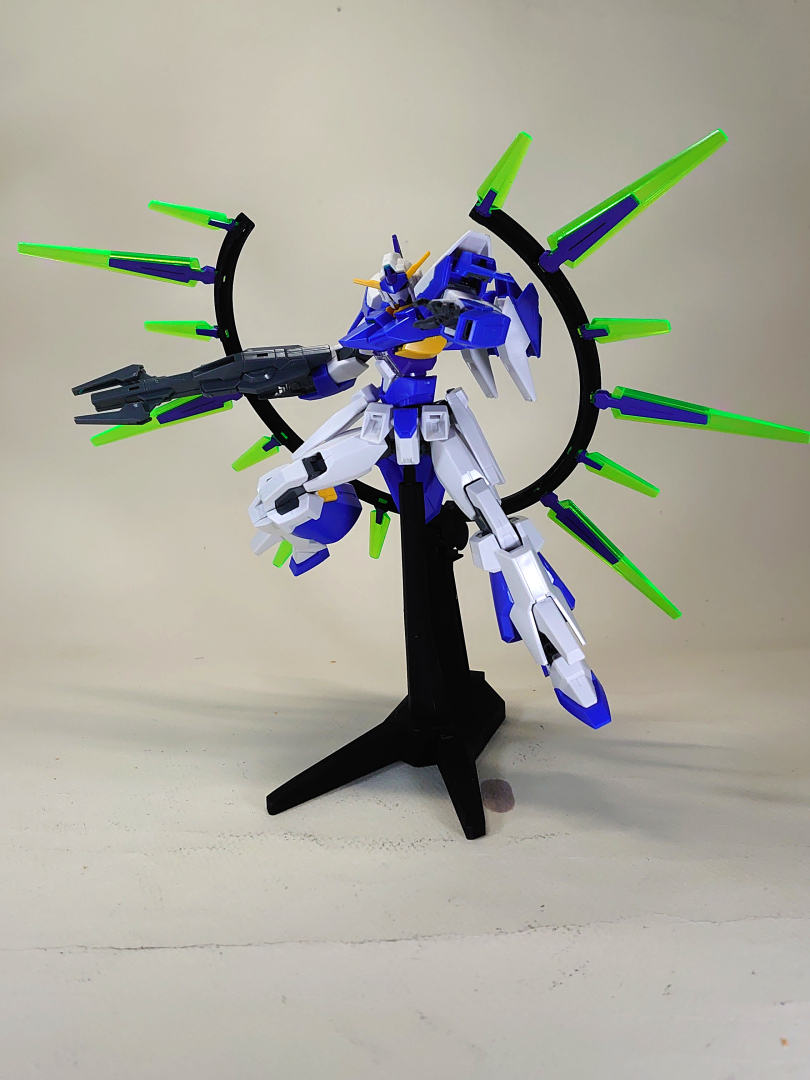 ガンダムAGE-FX本体を配置してみました。うーん、MSのベースは「黒色無双」でいい感じですが、Cファンネルの場合は透明のほうが映えるかも。バックを黒にしたらどうなるか？
