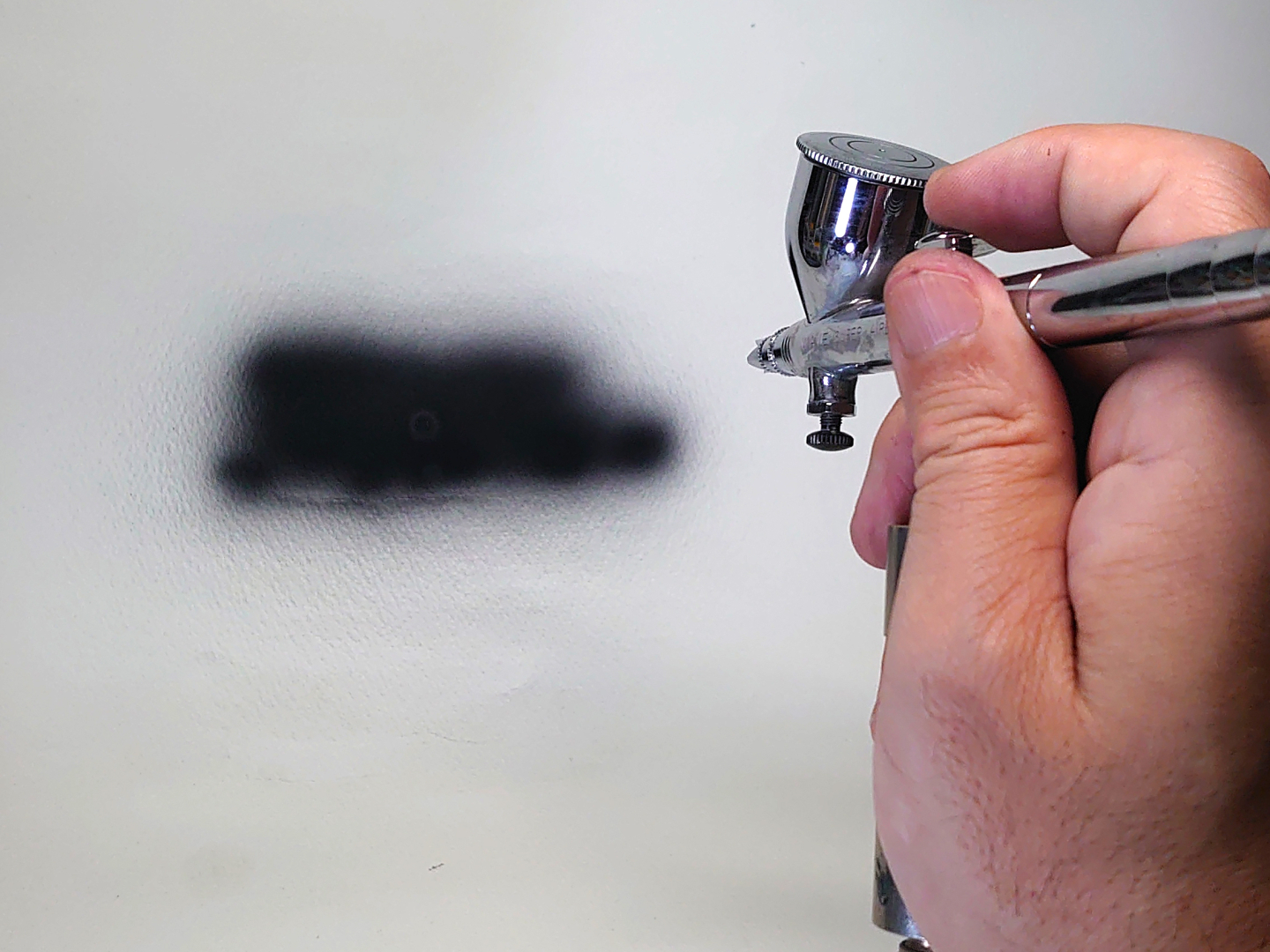 白（若干クリーム色）の紙に吹き付けています。