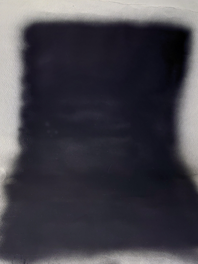 中央部に、白いムラが出来てしまっています。さすがに紙に直接吹き付けるのは無謀だったなと。