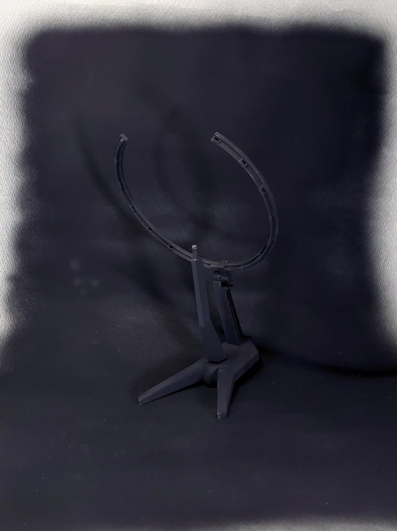 ガンダムAGE-FXのスタンドを配置。背景黒の上に置くと、カメラの露出の関係で（カメラ的には正しいわけですが）、なるべく明るく撮られてしまうため、こうなります。