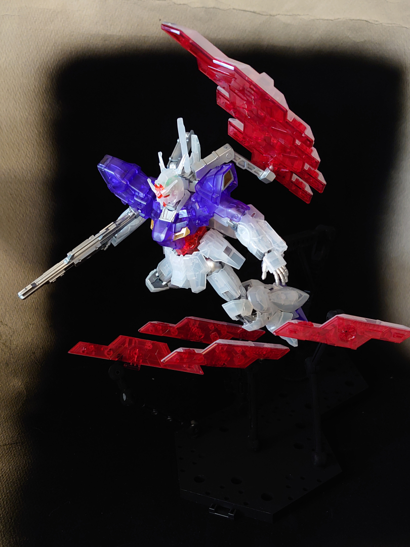 HG 1/144 ムーンガンダム[クリアカラー]。足元のサイコプレートは、別のアクションベースから持ってきて「黒色無双」で塗装し、浮かせています。