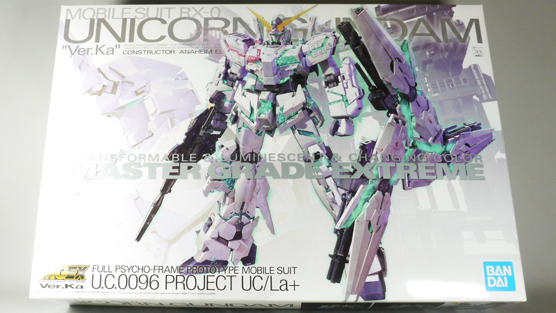 巨大なパッケージにはパーツがぎっしり！LEDシートやLED制御ユニットがこれまでのガンプラとは一線を画す内容だと思わせてくれます