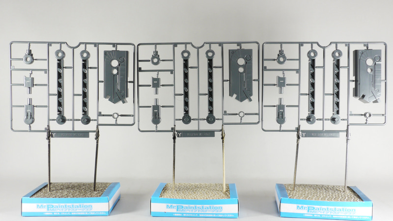 全て取り出してみるとその物量に圧倒されますが、同じ構成のものも多く、部位単位で構成されているので作業が終わるとランナーにパーツが残りにくいので分類もラクな印象です