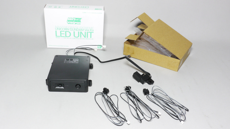 複雑に思えるLED関連はユニットとしてまとまっているので、箱から出してよく見るととても簡単だとわかります