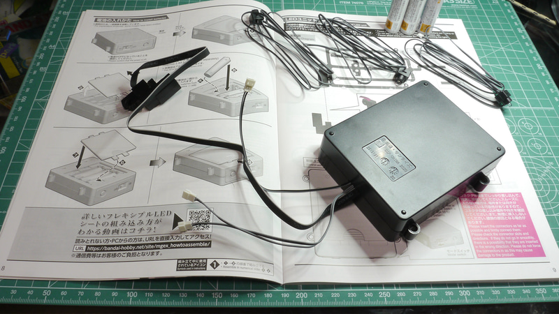 今回は充電池のeneloopを使ってみました。電池ボックスは1.5V指定になっていますがeneloop（1.2V）でも問題なさそうです。点灯させてみると想像以上に高輝度ですので機体に組み込んでも全身に光がいきわたるものと期待できますね