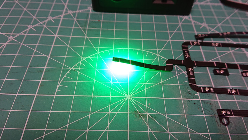 今回は充電池のeneloopを使ってみました。電池ボックスは1.5V指定になっていますがeneloop（1.2V）でも問題なさそうです。点灯させてみると想像以上に高輝度ですので機体に組み込んでも全身に光がいきわたるものと期待できますね