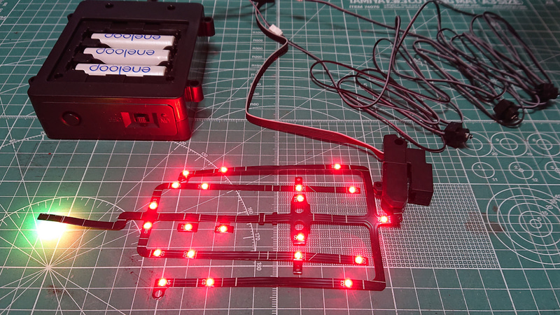 今回は充電池のeneloopを使ってみました。電池ボックスは1.5V指定になっていますがeneloop（1.2V）でも問題なさそうです。点灯させてみると想像以上に高輝度ですので機体に組み込んでも全身に光がいきわたるものと期待できますね