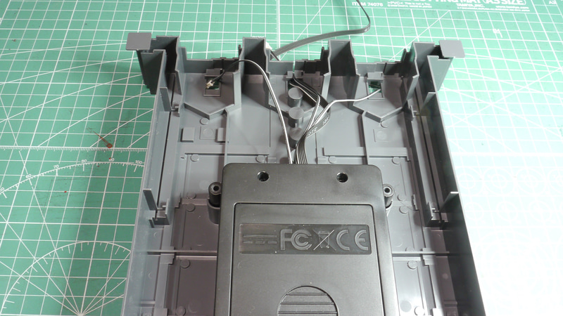 ユニコーン本体を支えるメインのアームは伸縮します。ケーブルはそれを考慮された長さと配線方法になっていますし、ロック機構もあるのでがっちり固定できそうです