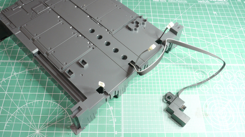 ユニコーン本体を支えるメインのアームは伸縮します。ケーブルはそれを考慮された長さと配線方法になっていますし、ロック機構もあるのでがっちり固定できそうです