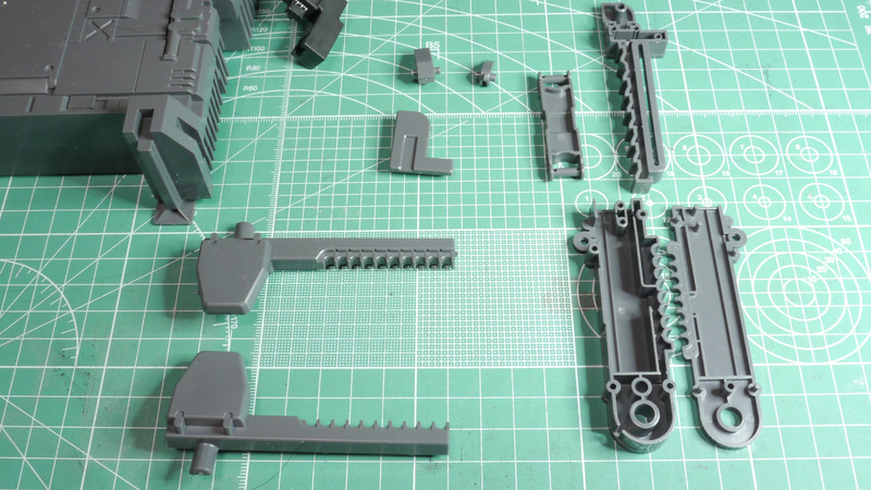 ユニコーン本体を支えるメインのアームは伸縮します。ケーブルはそれを考慮された長さと配線方法になっていますし、ロック機構もあるのでがっちり固定できそうです