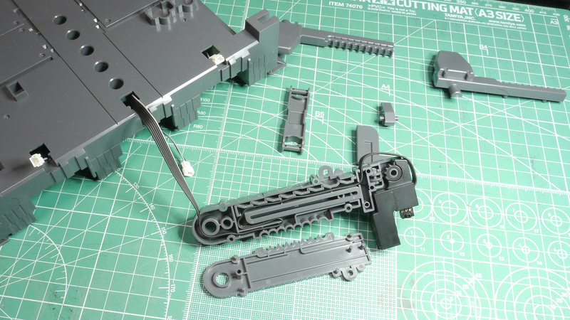 ユニコーン本体を支えるメインのアームは伸縮します。ケーブルはそれを考慮された長さと配線方法になっていますし、ロック機構もあるのでがっちり固定できそうです