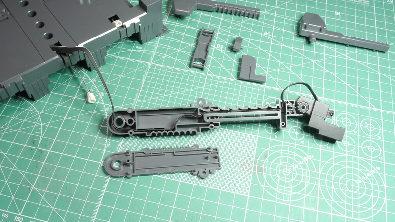 ユニコーン本体を支えるメインのアームは伸縮します。ケーブルはそれを考慮された長さと配線方法になっていますし、ロック機構もあるのでがっちり固定できそうです