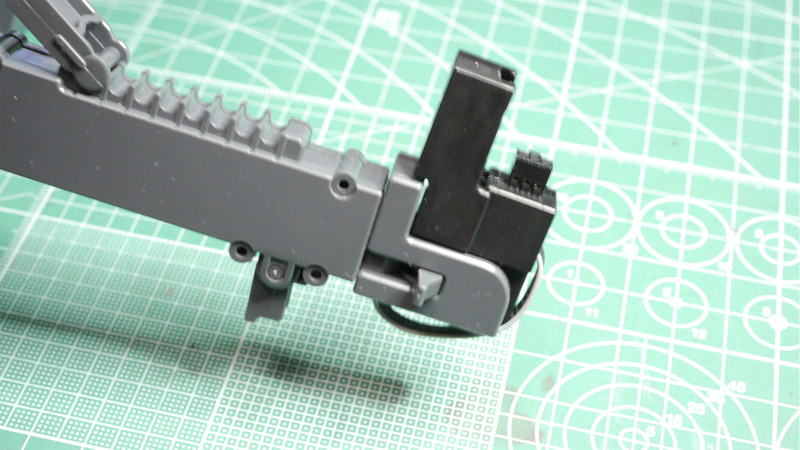 ユニコーン本体を支えるメインのアームは伸縮します。ケーブルはそれを考慮された長さと配線方法になっていますし、ロック機構もあるのでがっちり固定できそうです