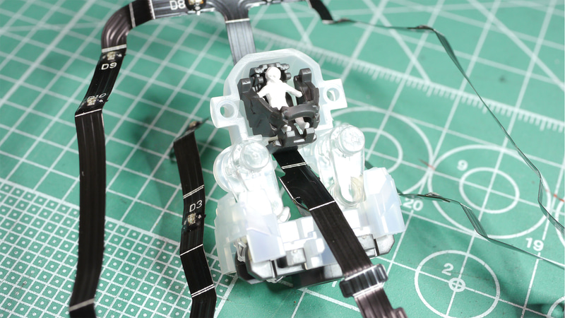 今回はデストロイモードのコクピットを選択しました。LEDシートは前処理をキッチリ行っておくことでぴたりと合って、これはさすがとしか言いようのない設計ですね