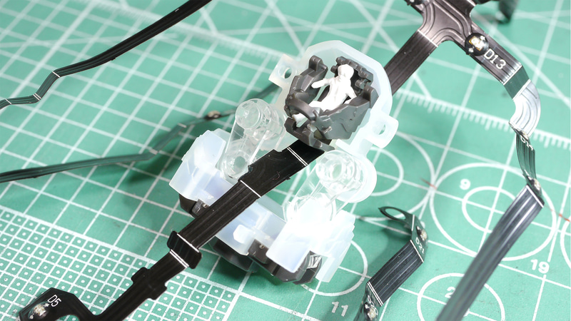 今回はデストロイモードのコクピットを選択しました。LEDシートは前処理をキッチリ行っておくことでぴたりと合って、これはさすがとしか言いようのない設計ですね