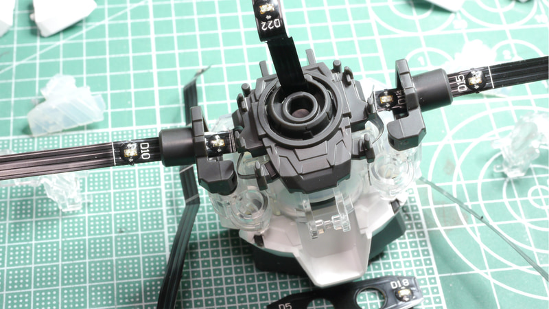 前作のMGユニコーンの場合、この胸部の変身があまりカッチリ動かなかったんですがMGEXユニコーンでは構造も見直されて大きな関節を内蔵でき、結構剛性感も高く感じます