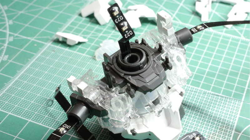 前作のMGユニコーンの場合、この胸部の変身があまりカッチリ動かなかったんですがMGEXユニコーンでは構造も見直されて大きな関節を内蔵でき、結構剛性感も高く感じます