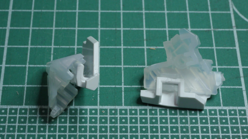 前作のMGユニコーンの場合、この胸部の変身があまりカッチリ動かなかったんですがMGEXユニコーンでは構造も見直されて大きな関節を内蔵でき、結構剛性感も高く感じます