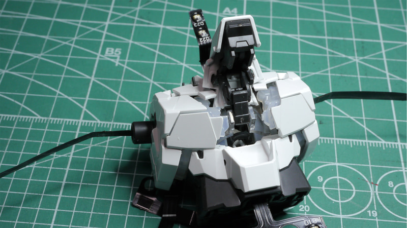 前作のMGユニコーンの場合、この胸部の変身があまりカッチリ動かなかったんですがMGEXユニコーンでは構造も見直されて大きな関節を内蔵でき、結構剛性感も高く感じます