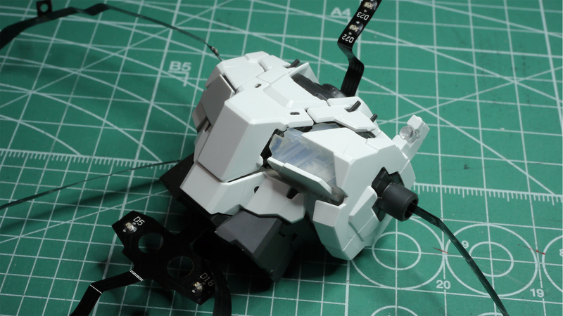前作のMGユニコーンの場合、この胸部の変身があまりカッチリ動かなかったんですがMGEXユニコーンでは構造も見直されて大きな関節を内蔵でき、結構剛性感も高く感じます